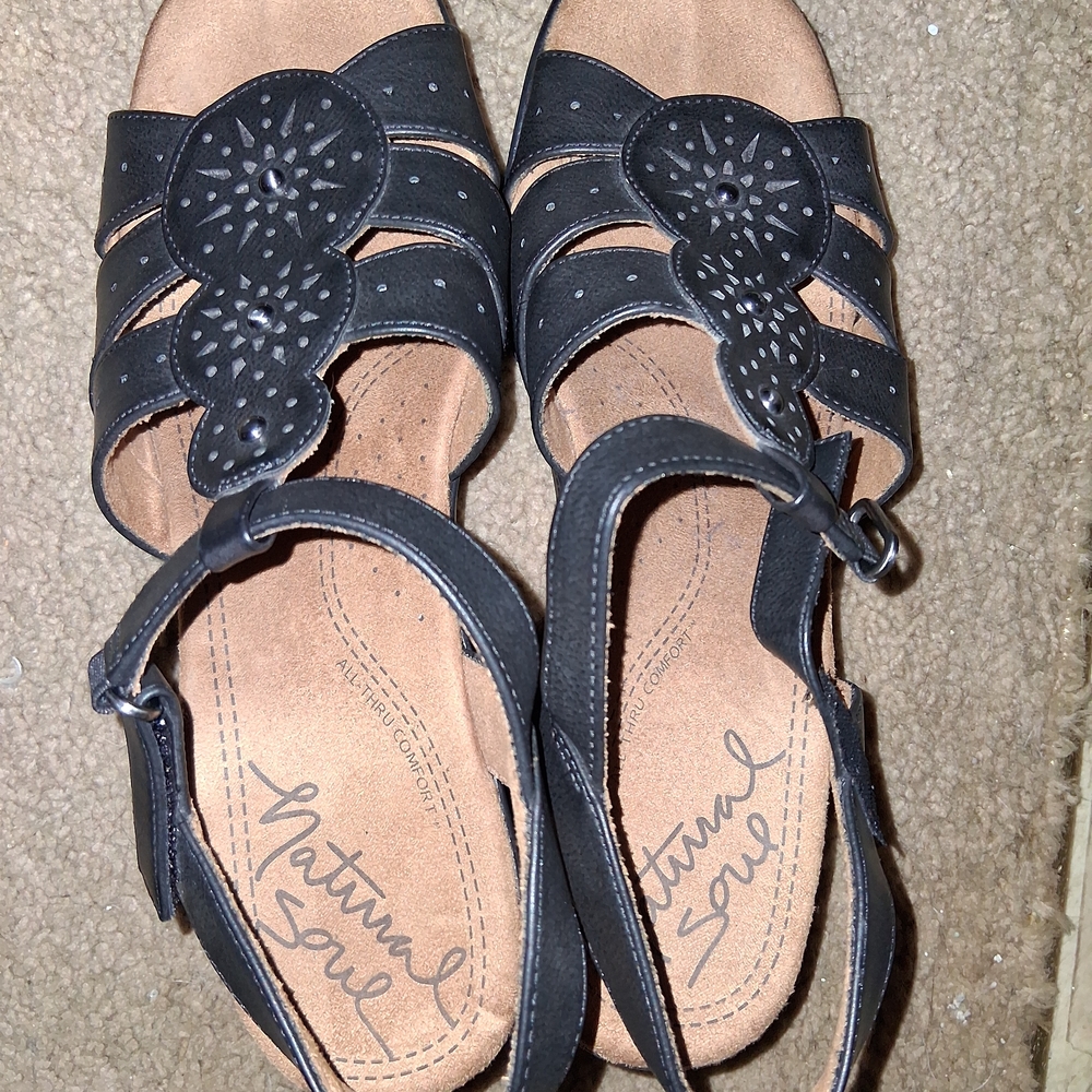 Natural Soul Black Floral Cutout Buckle Sandals